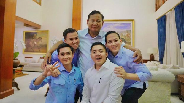Para ajudan Prabowo Subianto mengunggah momen foto bersama mereka memeluk Prabowo di akun Instagram pribadi mereka. (Instagram @agung_surahman)