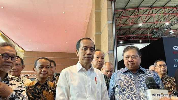 Paslon nomor urut 02 Prabowo-Gibran unggul sementara dalam quick count Pilpres 2024. Presiden Jokowi mengaku sudah mengucapkan selamat ke Prabowo-Gibran. (Eva S/detikcom)