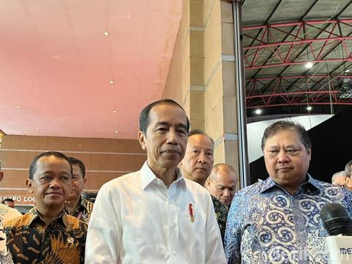 Paslon nomor urut 02 Prabowo-Gibran unggul sementara dalam quick count Pilpres 2024. Presiden Jokowi mengaku sudah mengucapkan selamat ke Prabowo-Gibran. (Eva S/detikcom)
