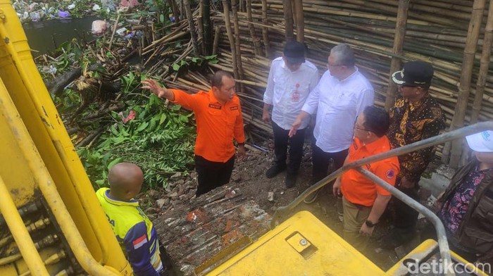 Pelaksana Harian (Plh) Gubernur Jawa Timur Adhy Karyono sidak Kali Buntung yang sempat membuat banjir kawasan Waru, Sidoarjo, Kamis (15/2/2024).