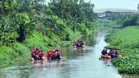 Di kawasan Bungurasih Adhy menemukan permukaan sungai tertutup eceng gondok mencapai 5 kilometer.