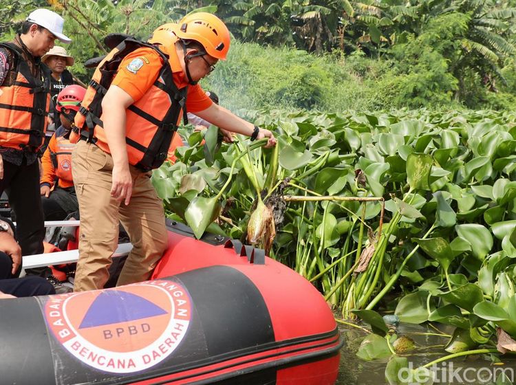 Plh Gubernur Jawa Timur Susuri Kali Buntung Cari Penyebab Banjir
