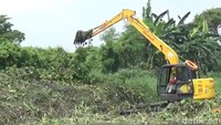 Pembersihan eceng gondok pun dilakukan saat itu juga dengan menggunakan alat berat.