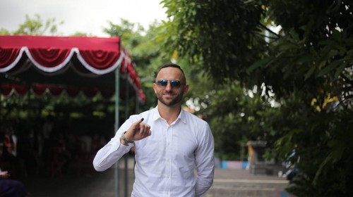 Pemain Bali United Ilija Spasojevic menggunakan hak pilihnya di Tempat Pemungutan Suara (TPS) 20 Banjar Semer, Kerobokan, Kuta Selatan, Badung, Bali, Rabu (14/2/2024). (Foto: Istimewa)