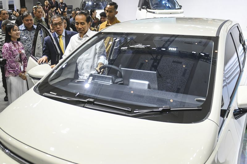 Presiden Joko Widodo (kanan) menaiki mobil yang dipamerkan saat mengunjungi stan Wuling pada pembukaan Indonesian International Motor Show (IIMS) 2024 di JIExpo Kemayoran, Jakarta, Kamis (15/2/2024). Pameran otomotif IIMS 2024 yang diikuti 53 merek kendaraan dan 187 peserta dari berbagai sektor itu digelar pada 15-25 Februari dengan target transaksi mencapai Rp5,3 triliun. ANTARA FOTO/Hafidz Mubarak A