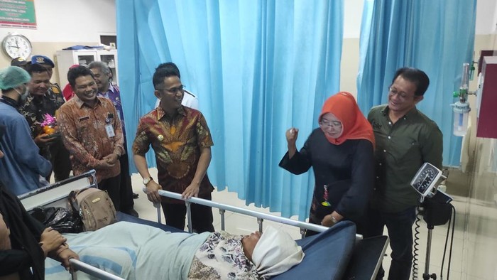 Pemerintah Kota Balikpapan saat mengunjungi petugas KPPS yang tumbang dan tengah menjalani perawatan