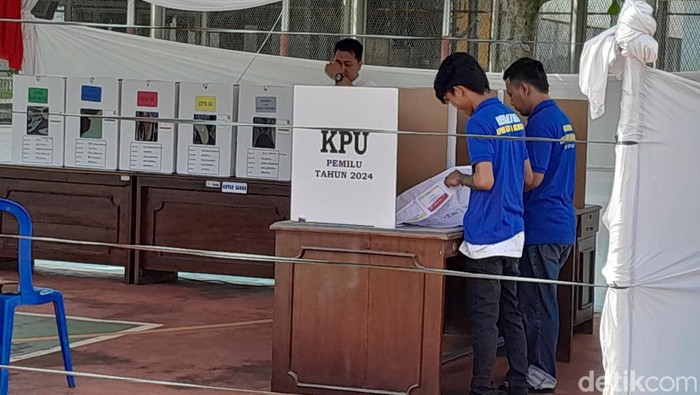 Pemilih menyuarakan hak pilihnya pada Pemilu 2024.