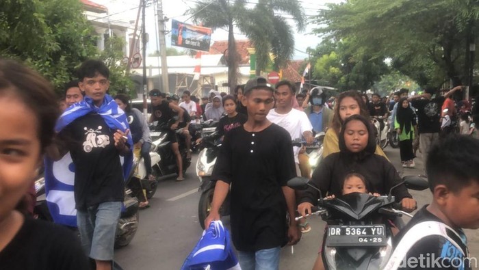 Pemuda di Kota Bima memenuhi jalan protokol dan alternatif untuk berkonvoi merayakan kemenangan Prabowo-Gibran, Kamis, (15/2/2024).