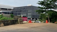 Adapun Penutupan akses tol menuju Stasiun Kereta Cepat Whoosh Halim ini juga menjadi bagian dari pengaturan lalu lintas jalan ruas tol Jakarta-Cikampek yang sejajar dengan akses jalur proyek bukaan tol baru menuju Stasiun Halim yang saat ini sedang berlangsung.