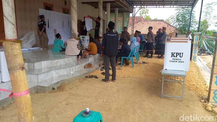 Pencoblosan tunda di Sampang dikawal ketat polisi.