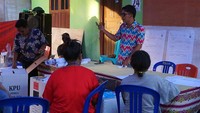 Kelompok Penyelenggara Pemungutan Suara (KPPS) dan saksi menghitung suara di TPS 24 Kelurahan Malawei, Distrik Sorong Manoi, Kota Sorong, Papua Barat Daya, Kamis (15/2/2024) pagi.