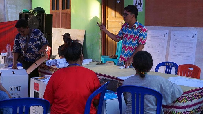 Kelompok Penyelenggara Pemungutan Suara (KPPS) dan saksi menghitung suara di TPS 24 Kelurahan Malawei Distrik Sorong Manoi Kota Sorong, Papua Barat Daya, Kamis (15/2/2024).Sejumlah TPS di Kota Sorong masih melakukan hitung suara hingga Kamis pagi (15/2/2024) yang disebabkan beberapa kendala, diantaranya salah hitung dan selisih suara.