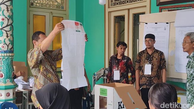 Penghitungan surat suara di TPS 06 Laweyan, Kota Solo, Kamis (15/2/2024) pagi.