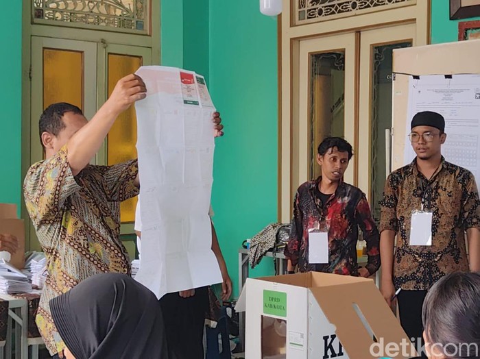 Penghitungan surat suara di TPS 06 Laweyan, Kota Solo, Kamis (15/2/2024) pagi.