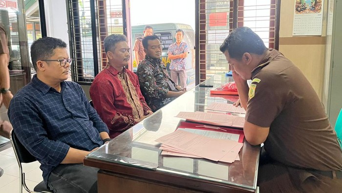 Penyerahan berkas kasus pembakaran bendera PDIP ke Kejari