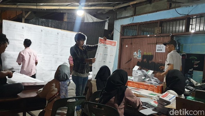 Perhitungan surat suara di TPS 07, Kelurahan Tegal Sari, Kecamatan Medan Area. (Goklas Wisely/detikSumut)