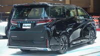 Berbeda dengan Alphard yang ditawarkan dalam dua opsi mesin, Vellfire justru hanya memiliki varian hybrid.