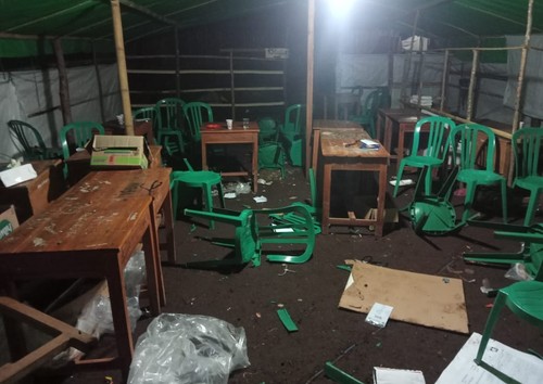 Perusakan TPS dan pembakaran logistik Pemilu 2024 di Kecamatan Parado Kabupaten Bima, NTB, Rabu (14/2/2024) malam. (istimewa)