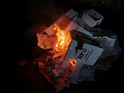 Perusakan TPS dan pembakaran logistik Pemilu 2024 di Kecamatan Parado Kabupaten Bima, NTB, Rabu (14/2/2024) malam. (istimewa)