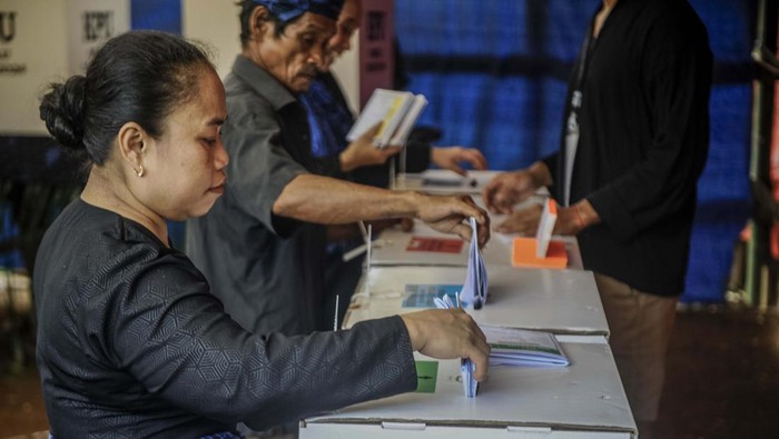Warga Suku Badui antre mengikuti pencoblosan pemilu di tempat pemungutan suara (TPS) 02 di Kampung Cipondok, Lebak, Banten.