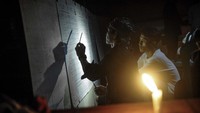 Begitu juga saat perhitungan suara. Dengan berbekal senter dan lilin tak menyurutkan semangat KPPS untuk melakukan perhitungan surat suara hingga malam hari.