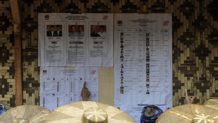 Warga Suku Badui antre mengikuti pencoblosan pemilu di tempat pemungutan suara (TPS) 02 di Kampung Cipondok, Lebak, Banten.
