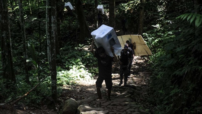 Warga Suku Badui antre mengikuti pencoblosan pemilu di tempat pemungutan suara (TPS) 02 di Kampung Cipondok, Lebak, Banten.