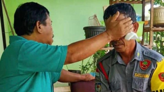 Petugas Linmas TPS di Bengkulu diberi pengobatan usai baku hantam dengan warag.