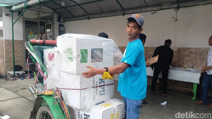Petugas TPS 006 Kelurahan 32 Ilir baru selesai penghitungan Kamis (15/2) siang.