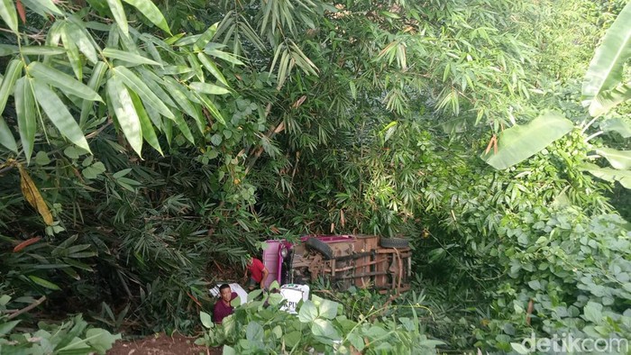 Pikap masuk jurang di Blitar