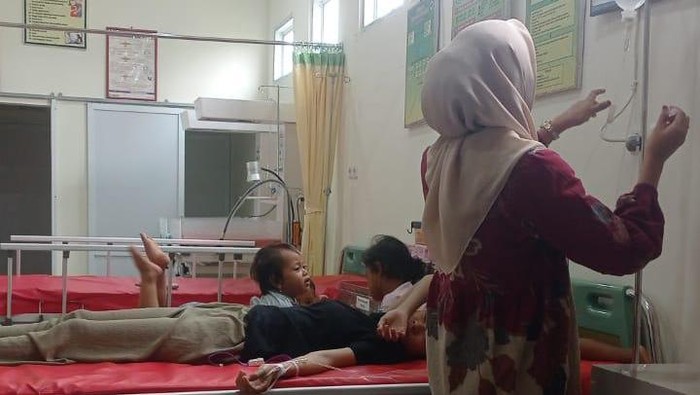 Sebanyak 4 orang penyelenggaran Pemilu 2024 di Kabupaten Pinrang, Sulawesi Selatan (Sulsel), dibawa ke puskesmas untuk mendapatkan perawatan karena kelelahan.