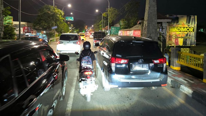 Seorang pengendara, Dani, melaporkan kemacetan di pintu Tol Romokalisari, Surabaya. Menurutnya, kemacetan mengular hingga Stadion Gelora Joko Samudro, Gresik.