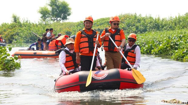 Plh Gubernur Jatim susuri Sungai Buntung dan temukan 5 km permukaan sungai itu tertutup eceng gondok.