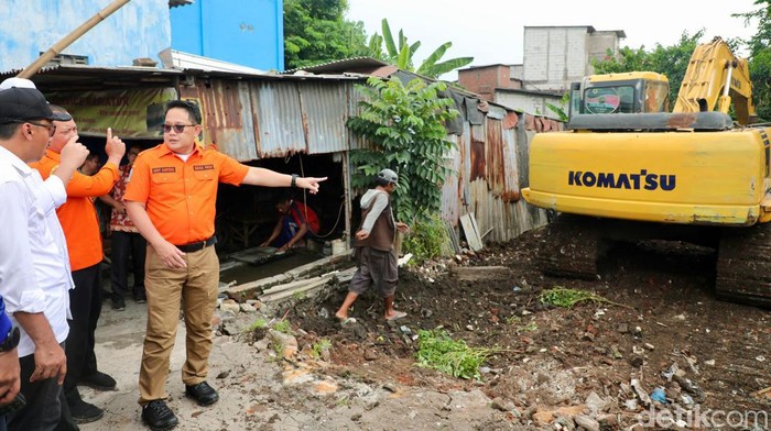 Plh Gubernur Jatim susuri Sungai Buntung dan temukan 5 km permukaan sungai itu tertutup eceng gondok.