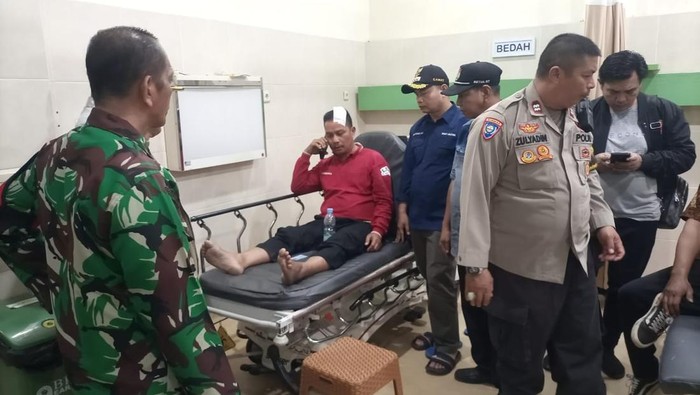 Polisi saat mendatangi korban pemukulan di rumah sakit.
