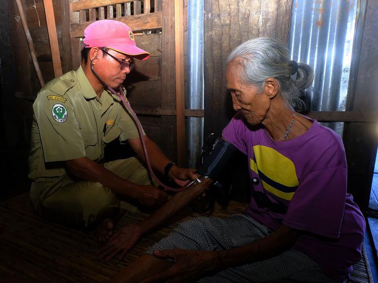 Melihat Pemeriksaan Kesehatan di Posyandu Lansia Kampung Dayak Iban