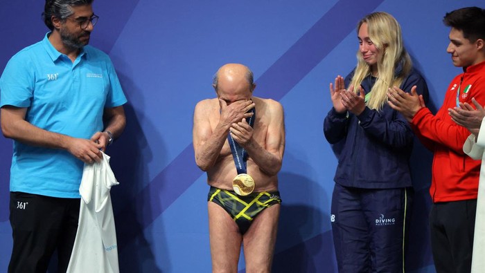 Potret Kakek 100 Tahun Beraksi di Kejuaraan Akuatik Dunia Diving - World Aquatics Championships - Hamad Aquatic Centre, Doha, Qatar - February 9, 2024 100 year old former Iran diver Taghi Askari dives before the women's 3m springboard final REUTERS/Evgenia Novozhenina TPX IMAGES OF THE DAY