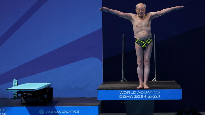 Potret Kakek 100 Tahun Beraksi di Kejuaraan Akuatik Dunia Diving - World Aquatics Championships - Hamad Aquatic Centre, Doha, Qatar - February 9, 2024 100 year old former Iran diver Taghi Askari dives before the women's 3m springboard final REUTERS/Evgenia Novozhenina TPX IMAGES OF THE DAY