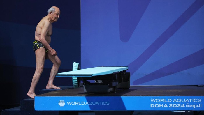 Potret Kakek 100 Tahun Beraksi di Kejuaraan Akuatik Dunia Diving - World Aquatics Championships - Hamad Aquatic Centre, Doha, Qatar - February 9, 2024 100 year old former Iran diver Taghi Askari dives before the women's 3m springboard final REUTERS/Evgenia Novozhenina TPX IMAGES OF THE DAY