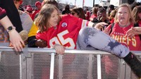 Warga berlarian untuk meninggalkan lokasi parade kemenangan Super Bowl Kansas City Chiefs. Reuters/Kirby Lee/USA Today Sports.