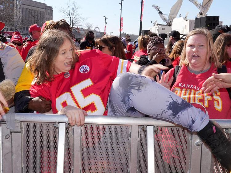 Potret Kepanikan Saat Penembakan di Parade Kemenangan Kansas City Chiefs