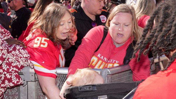 Potret Kepanikan Saat Penembakan di Parade Kemenangan Kansas City Chiefs Penembakan terjadi di parade kemenangan Super Bowl Kansas City Chiefs di Kota Kansas, Amerika Serikat (AS). Penembakan itu menyebabkan kepatikan warga.