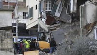 Petugas penyelamat sipil membersihkan puing-puing dari sebuah bangunan yang diserang oleh serangan udara Israel, di kota Nabatiyeh, Lebanon selatan, Kamis (15/2/2024).  