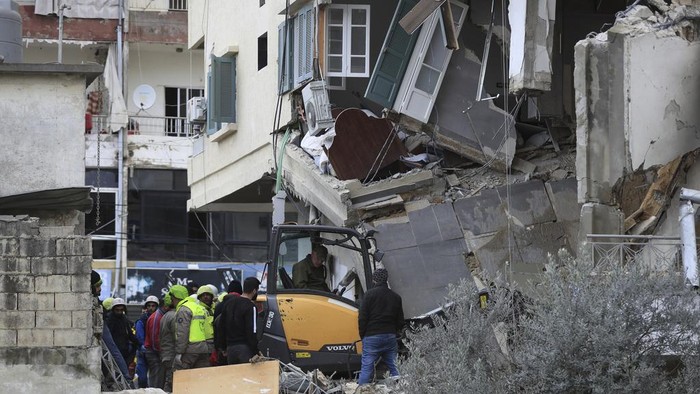 Potret Kerusakan di Lebanon Imbas Serangan Udara Israel Civil defence and rescue workers remove rubbles from a building that was attacked Wednesday night by an Israeli airstrike, in Nabatiyeh town, south Lebanon, Thursday, Feb. 15, 2024. The airstrike killed and injured several people and child, Lebanon's state news agency reported. (AP Photo/Mohammed Zaatari)