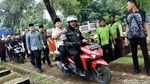 Potret Prabowo Khusyuk Berdoa di Makam Sang Ayah