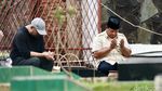 Potret Prabowo Khusyuk Berdoa di Makam Sang Ayah