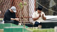 Prabowo terlihat khusyuk berdoa di sisi makam ayahnya.