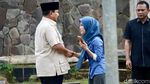 Potret Prabowo Khusyuk Berdoa di Makam Sang Ayah
