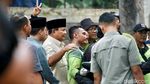 Potret Prabowo Khusyuk Berdoa di Makam Sang Ayah