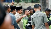 Prabowo juga sempat foto bersama warga di TPU Karet Bivak.
